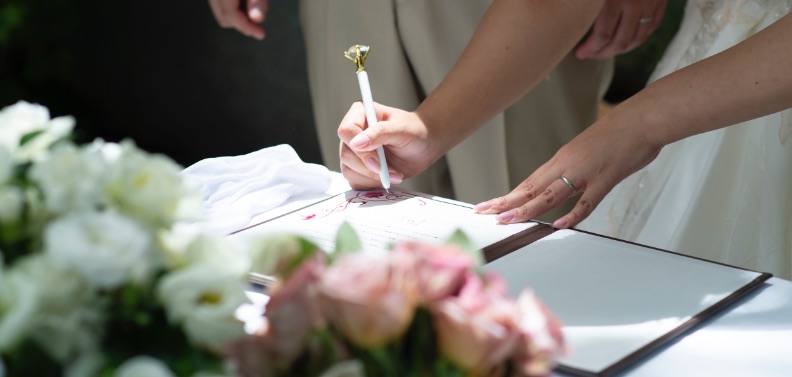 誓約書にサインをする花嫁