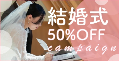 ベールを被った花嫁が結婚誓約書にサインをしている。